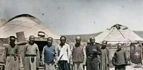 法国富豪曝出一组晚清彩照格格妆容恐怖,颐和园仿佛天堂
