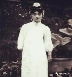 末代皇帝婉容罕见照,穿皇后旗袍面无表情,和弟弟却笑靥如花
