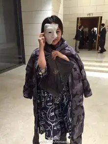 组图林妙可戴面具笑容俏皮扮魅影女孩