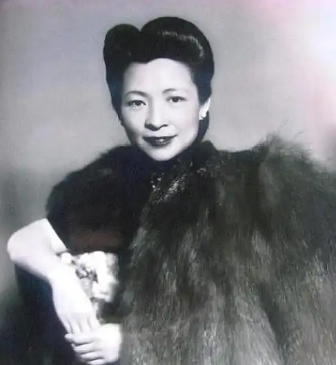 她与丈夫恩爱多年未育,因愧疚领一养女,却不料养女怀上丈夫孩子