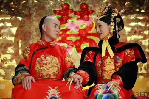 余少群末代皇帝曝剧照玩电话很天真
