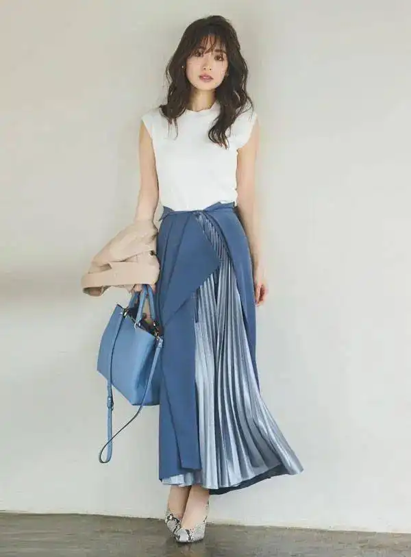 天热了,衬衫可以收起来了,今年流行无袖衫半裙,显瘦还时髦