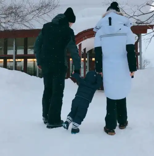 杨颖陪儿子三亚度假被拍,小海绵当街耍脾气被批评,转头撒娇服软