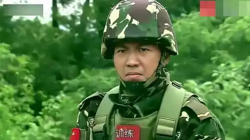 我是特种兵,特种兵小庄枪枪中靶心,战友吹口哨竖大拇指
