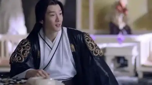 白滚滚见到各位叔叔,那呆萌的小模样,大家都很吃惊
