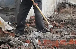 69岁老人蜗居废墟凉水就馒头攒钱救孙子