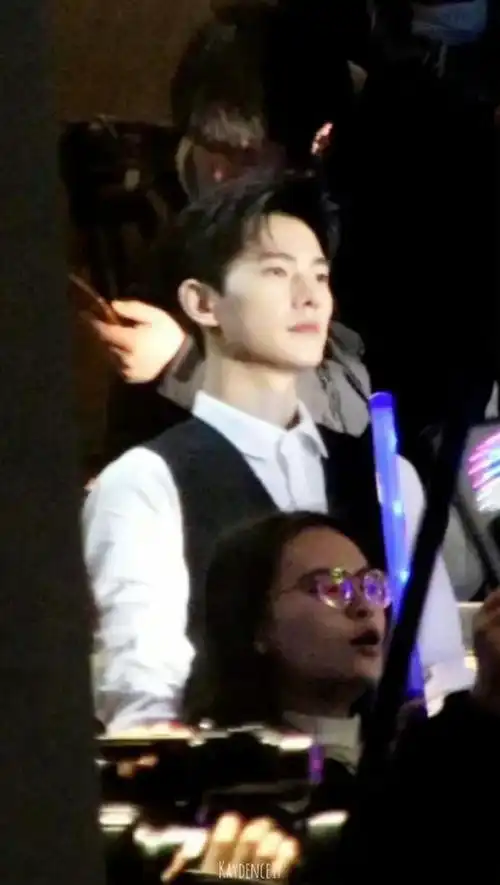 杨洋白衬衫黑马甲造型帅呆了大帅哥果然养眼
