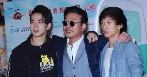 罕见同框前邵氏小生钱小豪获俩儿惊喜庆生,异母兄弟颜值差距大