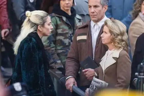 小丑2全新照片哈莉奎因亲吻一名女性,双面人出现