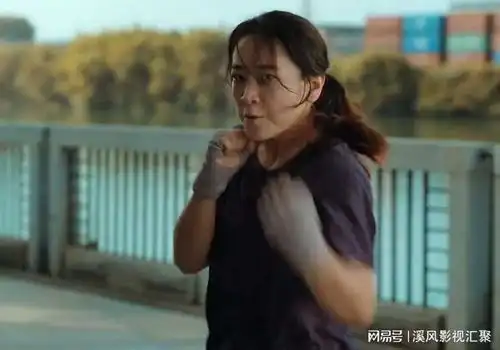 贾玲热辣滚烫剧照好牛,一年暴瘦100斤,肌肉线条打脸无数黑粉