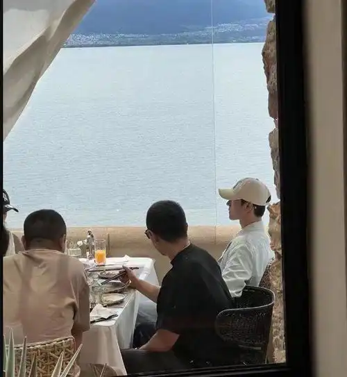 大理偶遇杨洋逛街,身材高挑白到发光,与孟阿赛同框对比明显
