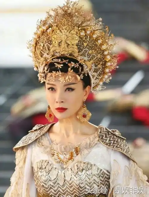 古装满头是金色头饰的女星,郑爽温婉动人,唐嫣佘诗曼霸气
