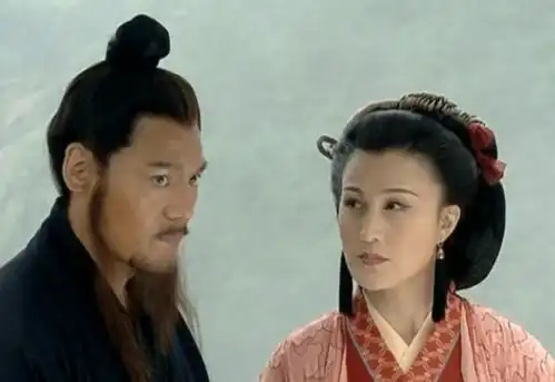 真以为令狐冲是个孤儿他的生父非同小可,不是岳不群就是风清扬
