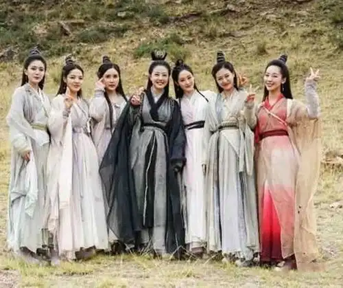 造型师也轧戏,杨紫赵露思和袁冰妍,进入谁丑谁尴尬环节
