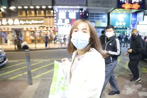 港媒曝女子街头卖身葬父,要价30万元,身旁放着狂飙导演徐纪周的照片