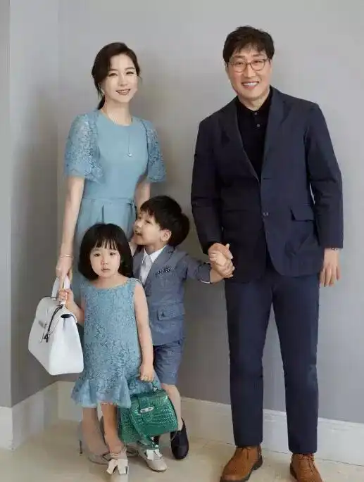 大长今基因太神李英爱合体10岁龙凤胎杂志照曝光,儿女颜值超高
