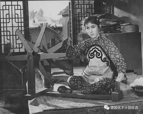 一个是当代西门庆,一个是下流戏子,可他们的爱情却感动无数人