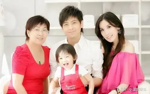 林志颖娇妻晒全家出游照,13岁kimi身高超爸爸,穿父子装画面温馨
