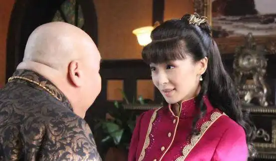 她曾被张艺谋一眼看中,18岁一夜成名,现在年过30岁沦为跑龙套
