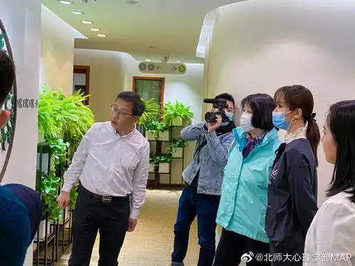 组图为新剧准备杨紫毕淑敏现身北师大学习心理咨询专业知识
