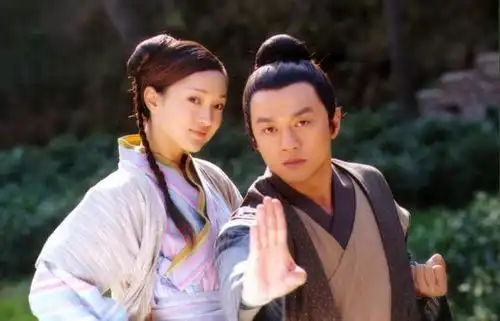 她是射雕英雄传中梅超风,10年不摘帽子,摘下后令人感慨颇多