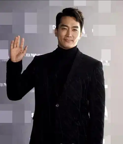 42岁宋承宪秒变最潮大叔,全黑look亮相,这个动作太拽了
