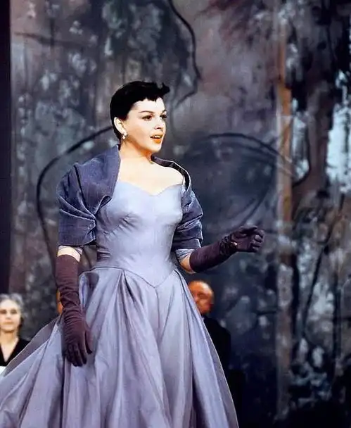 杨紫琼金球奖揭晓身穿绿色绣花连衣裙,魅力十足