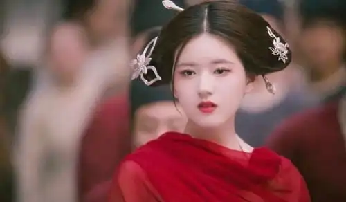 赵露思剧照曝光,一身红衣开衩露大腿,遭吐槽脸比旁边杨洋的还大