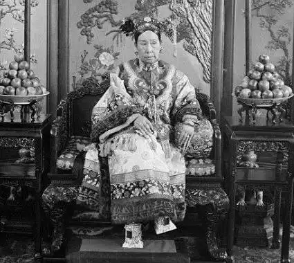 晚清时期慈禧在颐和园的真实写照侍卫持枪站岗,太监在亭下喝茶
