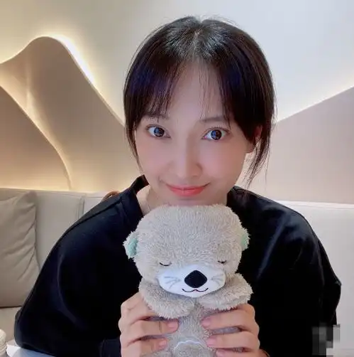 聂远老婆秦子越晒打卡故宫照,双手抱肚凸起明显,再被疑怀二胎