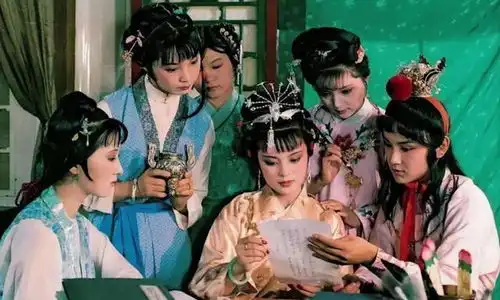 他自称是真正的贾宝玉,痴迷陈晓旭割腕求爱,被拒后醉酒不幸身亡