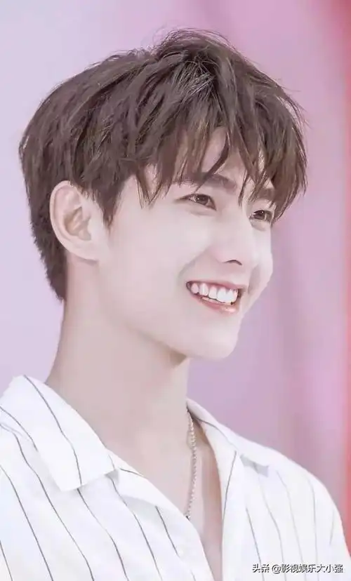 杨洋的帅气自拍,戴着眼镜也这么帅,一眼万年了