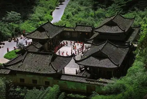 轻轨斩腰居民楼,四合院修在300米坑底,8d重庆建筑太魔幻
