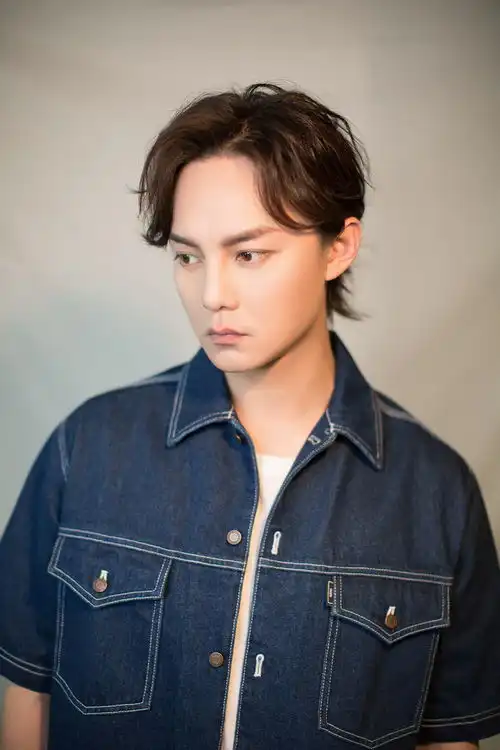 尹正加盟韩寒新作飞驰人生海报造型独特眼神冷冽