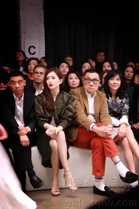 江疏影亮相时装秀洒脱气质获超模设计师青睐
