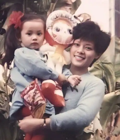 孙俪童年照曝光,大脑门超级萌,真是女大十八变越变越好看