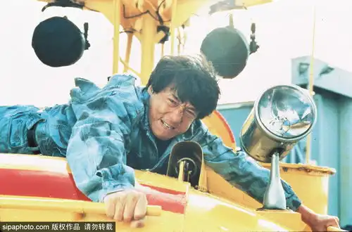 我们的成龙大哥老了这几件事可以告诉你他拍戏到底有多拼命