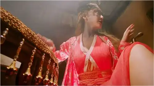 大话西游至尊宝偷看春三十娘,谁曾想看到她真身,这下吓坏了