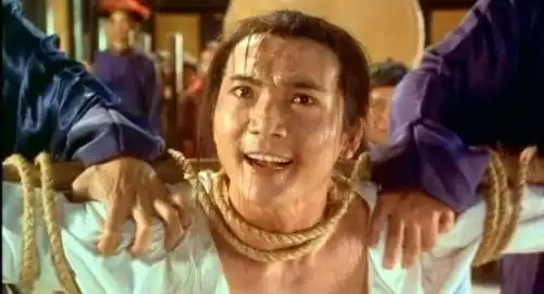 他是洪金宝徒弟,黑客帝国每年都给他分红,刘亦菲当场认做他妹妹