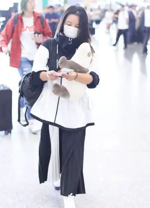 33岁何洁又穿错了运动上衣配裙子,气质像小媳妇