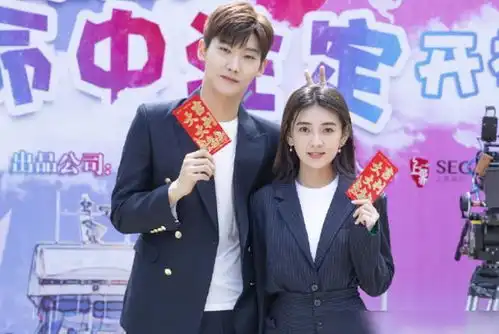 邢昭林梁洁新剧终于晒剧照,两人亲吻好甜,虽是翻拍剧也让人想追
