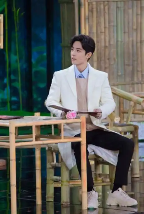 肖战明星大侦探冷酷人设秒变,拿到枪后就憨憨变身了