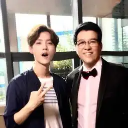 关晓彤父亲晒和鹿晗合照,称和年轻人相处的很融洽,对小鹿很满意
