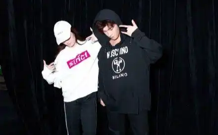 杨洋与刘亦菲在电影三生三世十里桃花首映发布会上合体尬舞