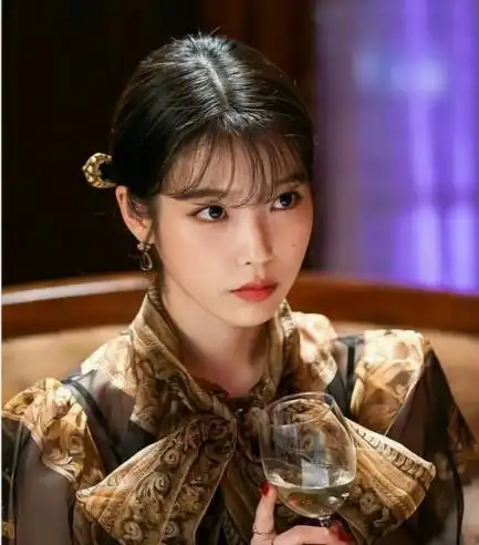 1集12套衣服iu新剧德鲁纳酒店成个人换装秀,最后一套绝了