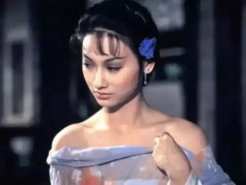 三岁乞讨,四度封后,一生未婚的惠英红今天,依然在等她的水兵
