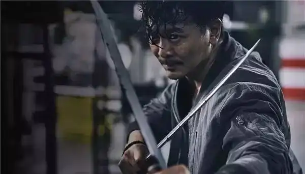 这部击败战狼的动作片,藏着港片的执念