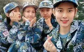 林妙可军训女生合影照曝光,网友下巴好吓人,都是心机婊
