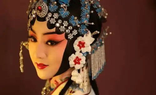 京剧传承人果箐碾压小潘潘,获无数网友力捧,一颦一笑折服众生
