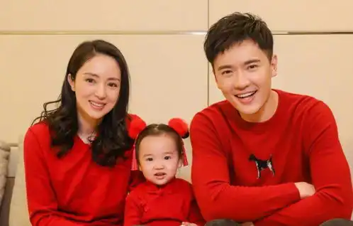 高云翔一家三口为女儿庆生,他抱女儿站c位成主角,董璇偷瞄前夫
